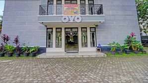 A building with a sign reading "OYO" and a banner advertising "KERANGGA 34 KOST" with amenities like AC, WIFI, and TV. - Hotel O Kambang Iwak Area Near Kambang Iwak Park Formerly Kerangga (Palembang)