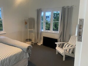 3 bedrooms, iron/ironing board, WiFi, bed sheets - The Boat House (Albion)