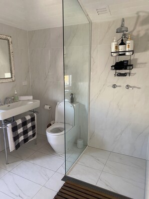 Hair dryer, towels, toilet paper - The Boat House (Albion)