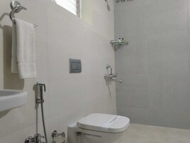 Executive Room | Bathroom | Shower, rainfall showerhead, free toiletries, hair dryer