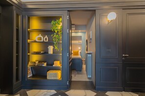 A modern room with a built-in bookshelf, a bed, and a radiator. - Vista Lario in Carate Urio (Carate Urio)
