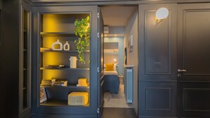 A modern room with a built-in bookshelf, a bed, and a radiator. - Vista Lario in Carate Urio (Carate Urio)