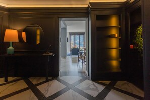 A hotel lobby with a checkered marble floor, a mirror, a lamp, and a view of a balcony. - Vista Lario in Carate Urio (Carate Urio)