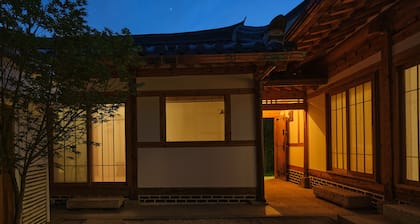 Premium Hanok near Anguk Station 5mins
- 5mins from the ICN Airport bus STN