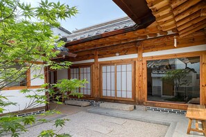 A traditional Japanese building with wooden architecture, large sliding doors, and a stone-paved courtyard. - Staymoire Premium Hanok · 5min walk Anguk Station · 5min ICN Airport Bus (Seoul)