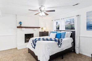 4 bedrooms, iron/ironing board, WiFi, bed sheets - 12 Guest/Top Area /Families/Park (Crestwood)