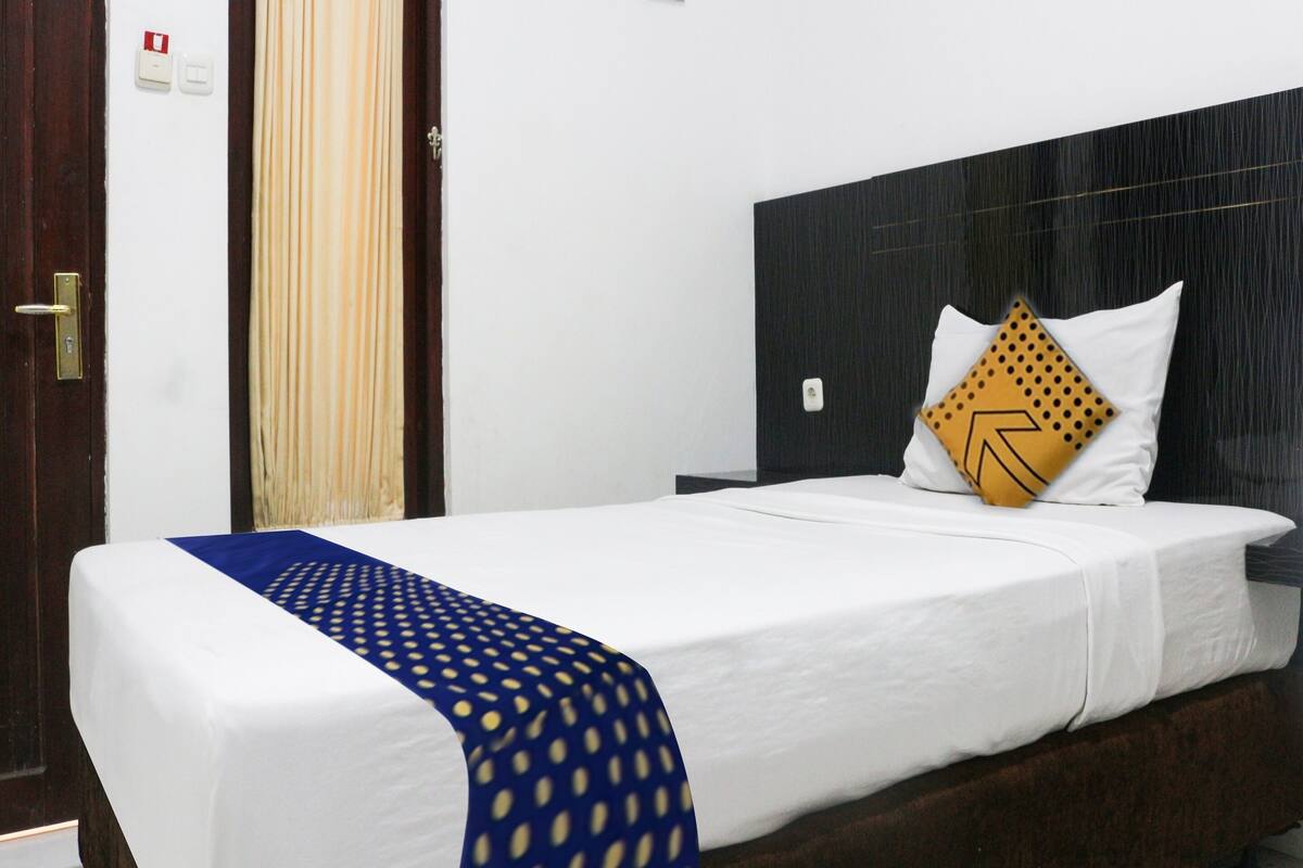 Economy Single Room | Free WiFi, bed sheets