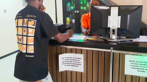 En hotellreception med en skylt som förbjuder rökning av cannabis.