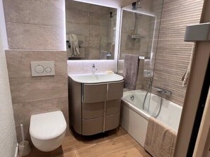 Tina, amenidades de baño gratuitas, secadora de cabello, toallas 