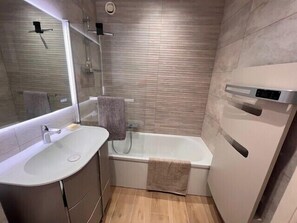 Badewanne, Haartrockner, Handtücher, Seife