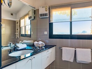 Kylpyamme, hiustenkuivaaja, pyyhkeet, saippua