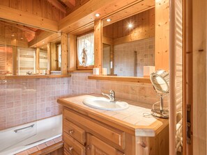Bathtub, free toiletries, hair dryer, towels