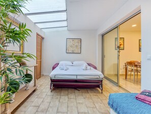 1 habitación, tabla de planchar con plancha, wifi y ropa de cama