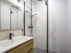 Een douche, gratis toiletartikelen, een haardroger, handdoeken