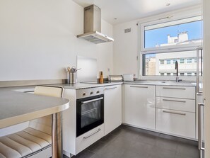 Fridge, microwave, oven, dishwasher - Appartement Garibaldi - Welkeys (Paris)