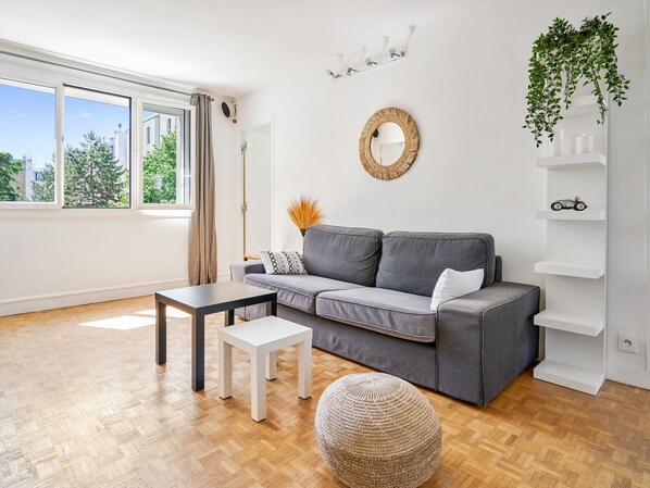 TV, books, stereo - Appartement Garibaldi - Welkeys (Paris)