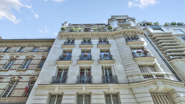 A historic building with multiple balconies, large windows, and classical architectural details. - Appartement Chernoviz - Welkeys (Paris)
