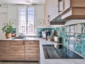 Fridge, oven, dishwasher, coffee/tea maker