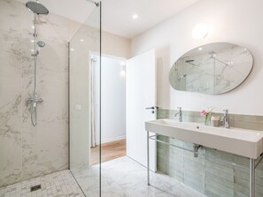 Regadera, amenidades de baño gratuitas, secadora de cabello, toallas