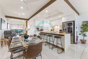 Appartement luxueux | Repas dans la chambre