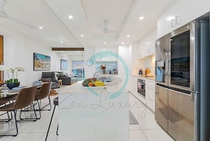 Departamento de lujo | Cocina privada | Refrigerador, microondas, horno y parrilla de estufa 