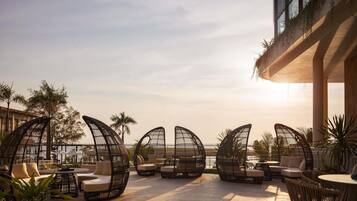 Frukost och lunch serveras, med utsikt mot poolen