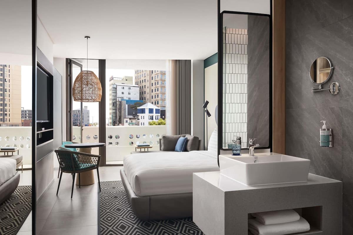 Ropa de cama de alta calidad y escritorio