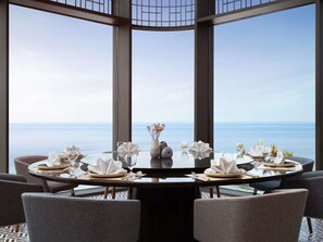 Serviço de café da manhã, almoço, jantar; vistas para a piscina