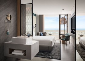 Habitación superior, 1 cama doble, vistas al mar | Baño | Artículos de higiene personal gratuitos, secador de pelo y albornoces