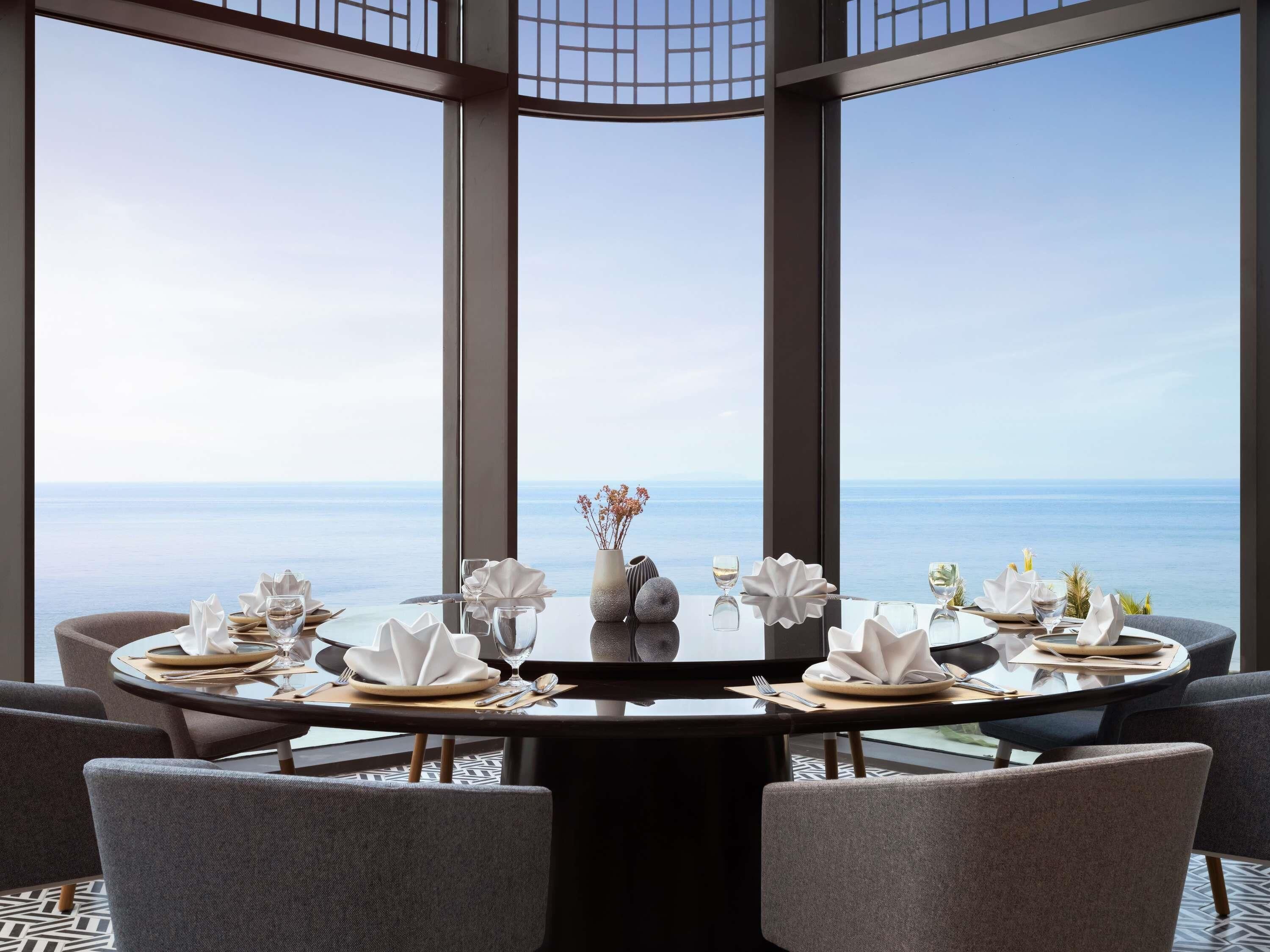 Petit déjeuner, déjeuner et dîner servis sur place, vue sur la piscine