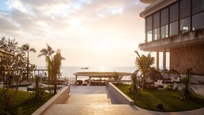 Un resort con piscina, mobiliario exterior y vistas al océano.