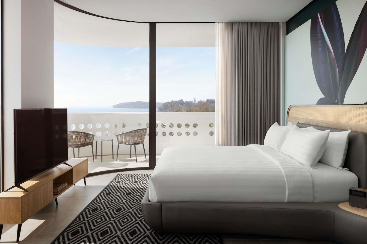 Executive Suite, Multiple Beds, Ocean View | Premium bedding, desk, laptop workspace, soundproofing