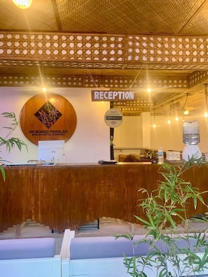 Quầy tiếp tân