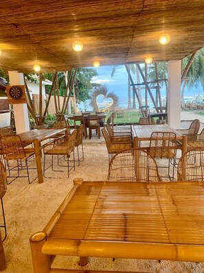 Restaurant - On Board Panglao Beach Hostel and Resort (Panglao)