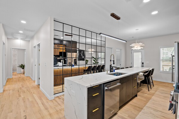 冷蔵庫、電子レンジ、オーブン、コンロ