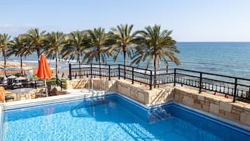 2 albercas al aire libre