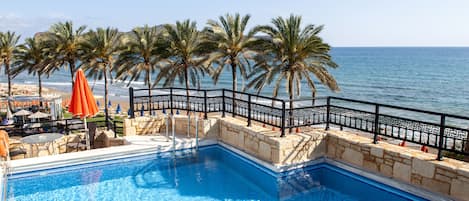 2 outdoor pools