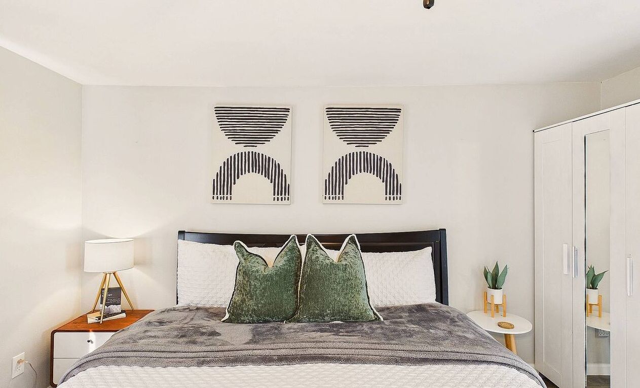 3 makuuhuonetta, työpöytä, silitysrauta/-lauta, vauvan matkasänky