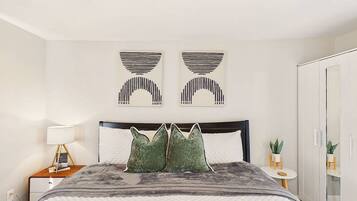 3 makuuhuonetta, työpöytä, silitysrauta/-lauta, vauvan matkasänky