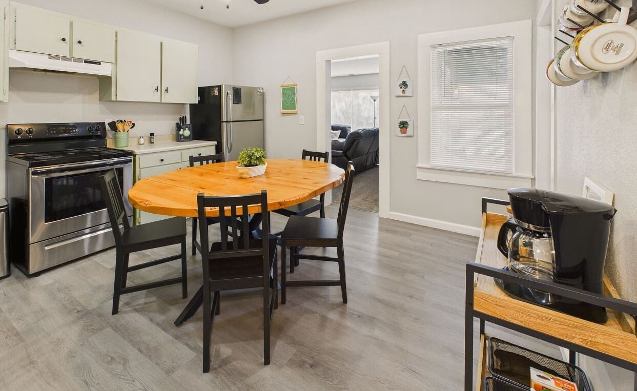 Kylskåp, mikrovågsugn, ugn och spishäll
