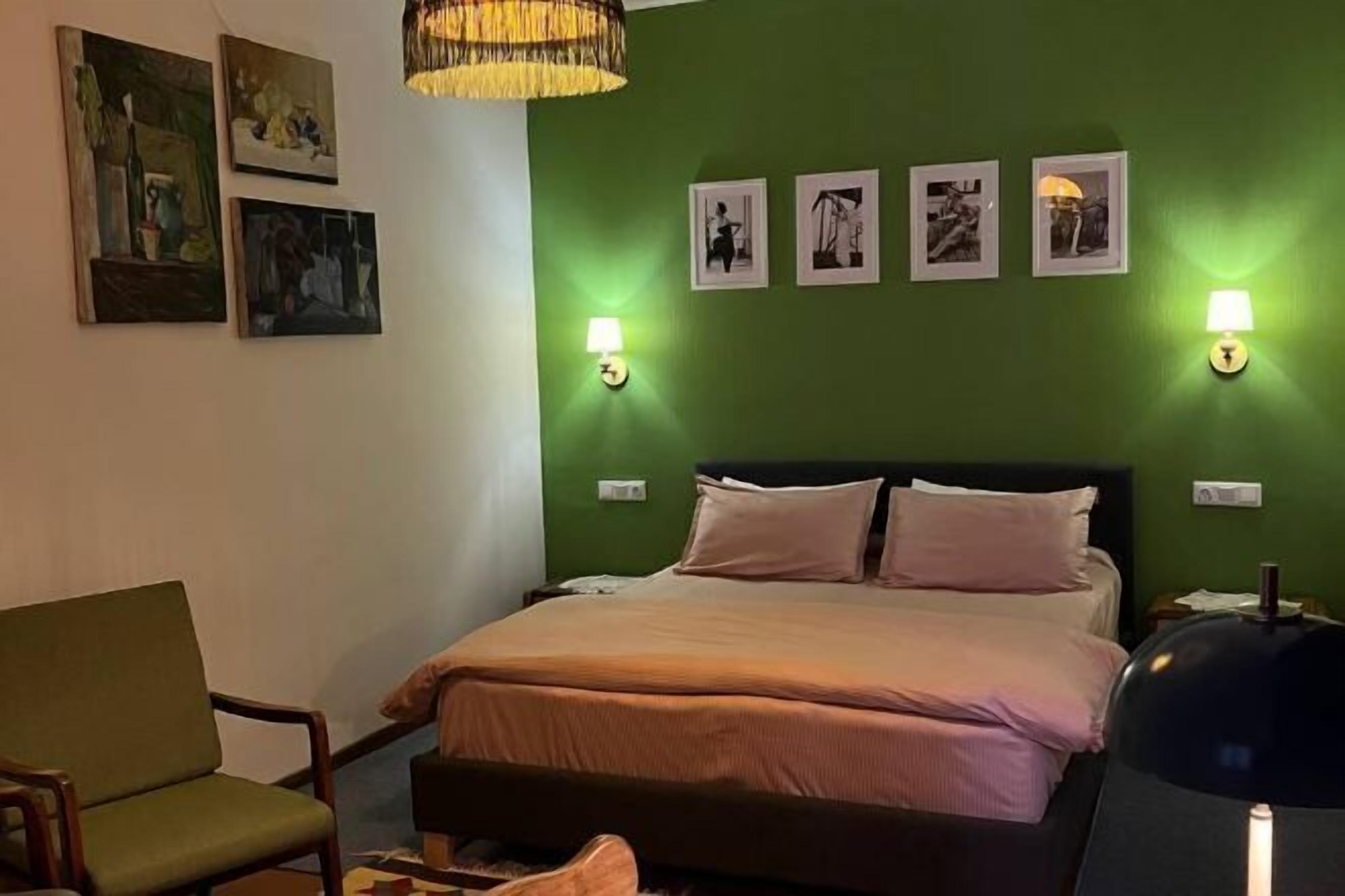 Desk, laptop workspace, iron/ironing board, free WiFi