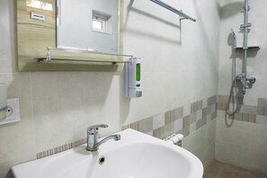 Standard Shared Dormitory | Bathroom | Towels