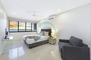 Luxury Apartment | 3 bedrooms, desk, laptop workspace, iron/ironing board - ZEN OCEAN CHARM - 3BR Luxury Apartment (Darwin)