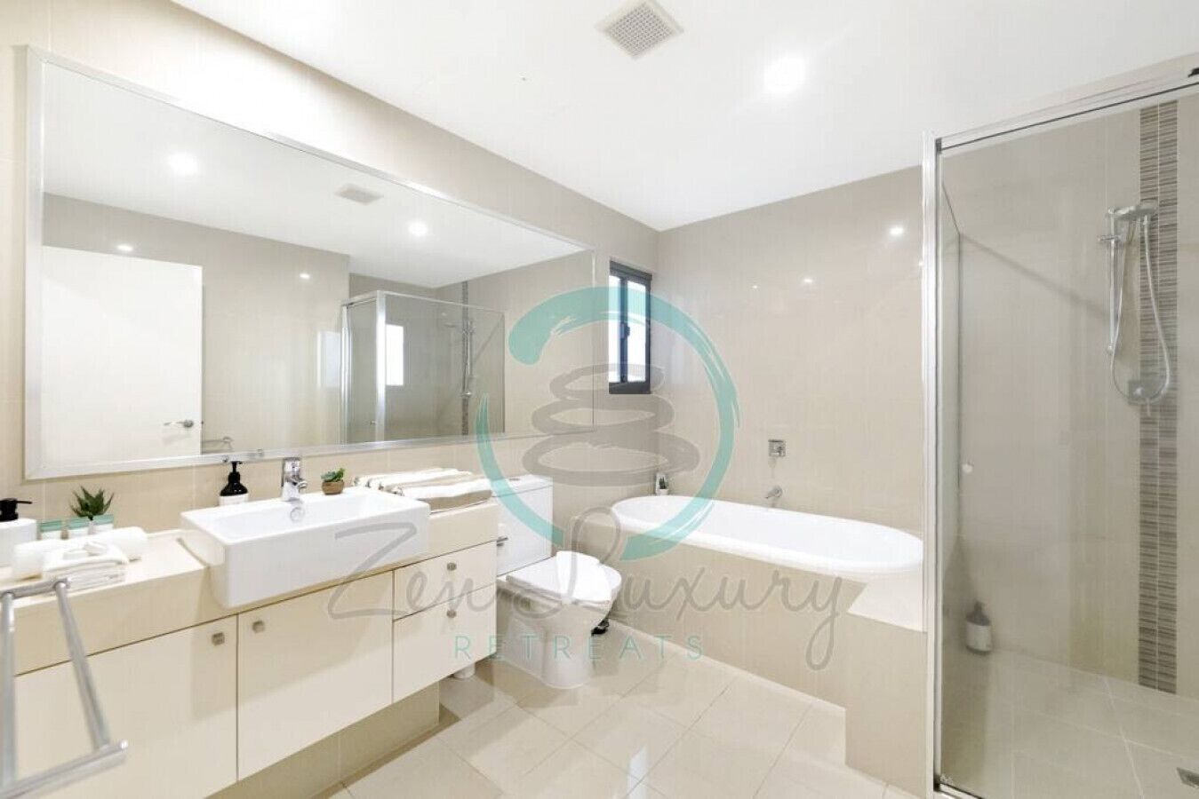 Apartemen Mewah | Kamar mandi | Bathtub dan shower terpisah dan perlengkapan mandi gratis