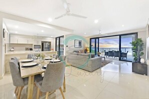 In-room dining - ZEN OCEAN CHARM - 3BR Luxury Apartment (Darwin)