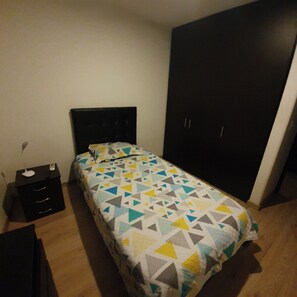 1 dormitorio, escritorio, wifi gratis y ropa de cama
