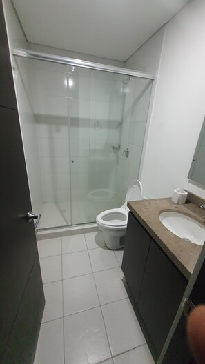 Bruser, hårtørrer, bidet, håndklæder