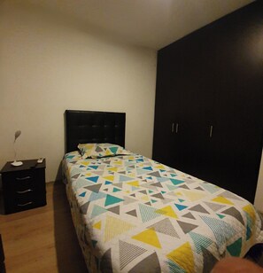 1 bedroom, desk, free WiFi, bed sheets - Single room in Chapinero, does not include food.  Near everything. (Bogotá)