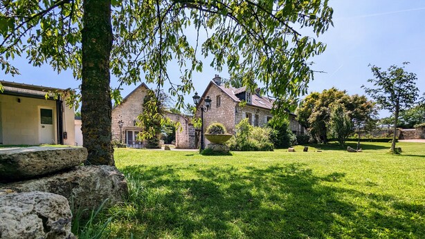 A stone building with a grassy courtyard, stone walls, and a tree. - Le Translon  (Saint-Pierre-Aigle)