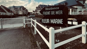 A residential area with houses and a sign indicating 'Résidence Front de Mer Fleur Marine'.